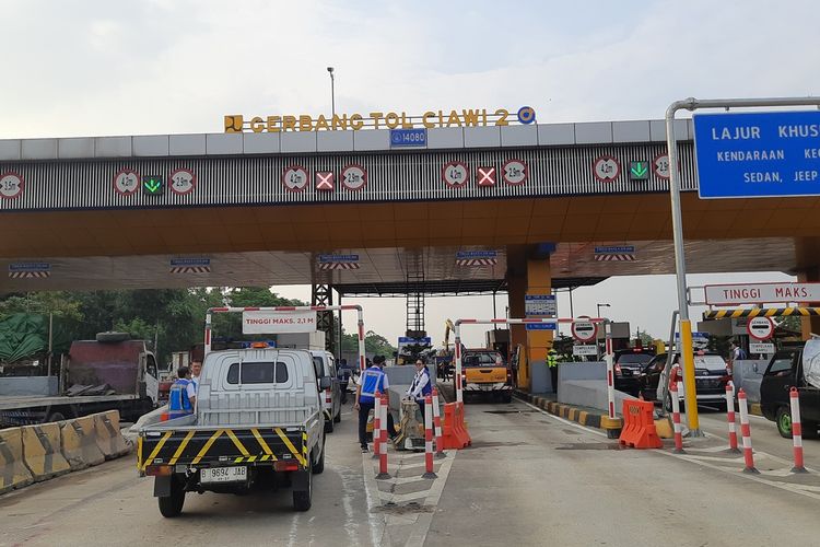 Sebuah truk kontainer dengan nomor polisi F 9718 FE terlibat kecelakaan di Gerbang Tol (GT) Ciawi 2, Kota Bogor, Jawa Barat, pada Senin (2/6/2025) pukul 13.15 WIB.