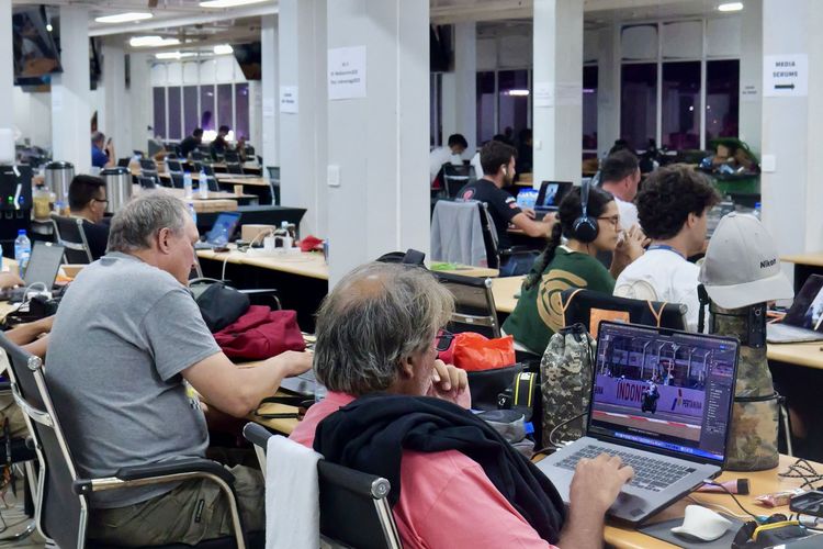 Para pewarta internasional atau jurnalis asing tengah meliput gelaran MotoGP Mandalika 2025 yang berlangsung di Sirkuit Mandalika, Lombok Tengah, NTB, Indonesia selama 3-5 Oktober 2025.