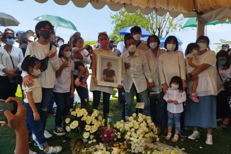 Keluarga besar Joanna Alexandra saat pemakaman Raditya Oloan di San Diego Hills, Jawa Barat, Minggu (9/5/2021).