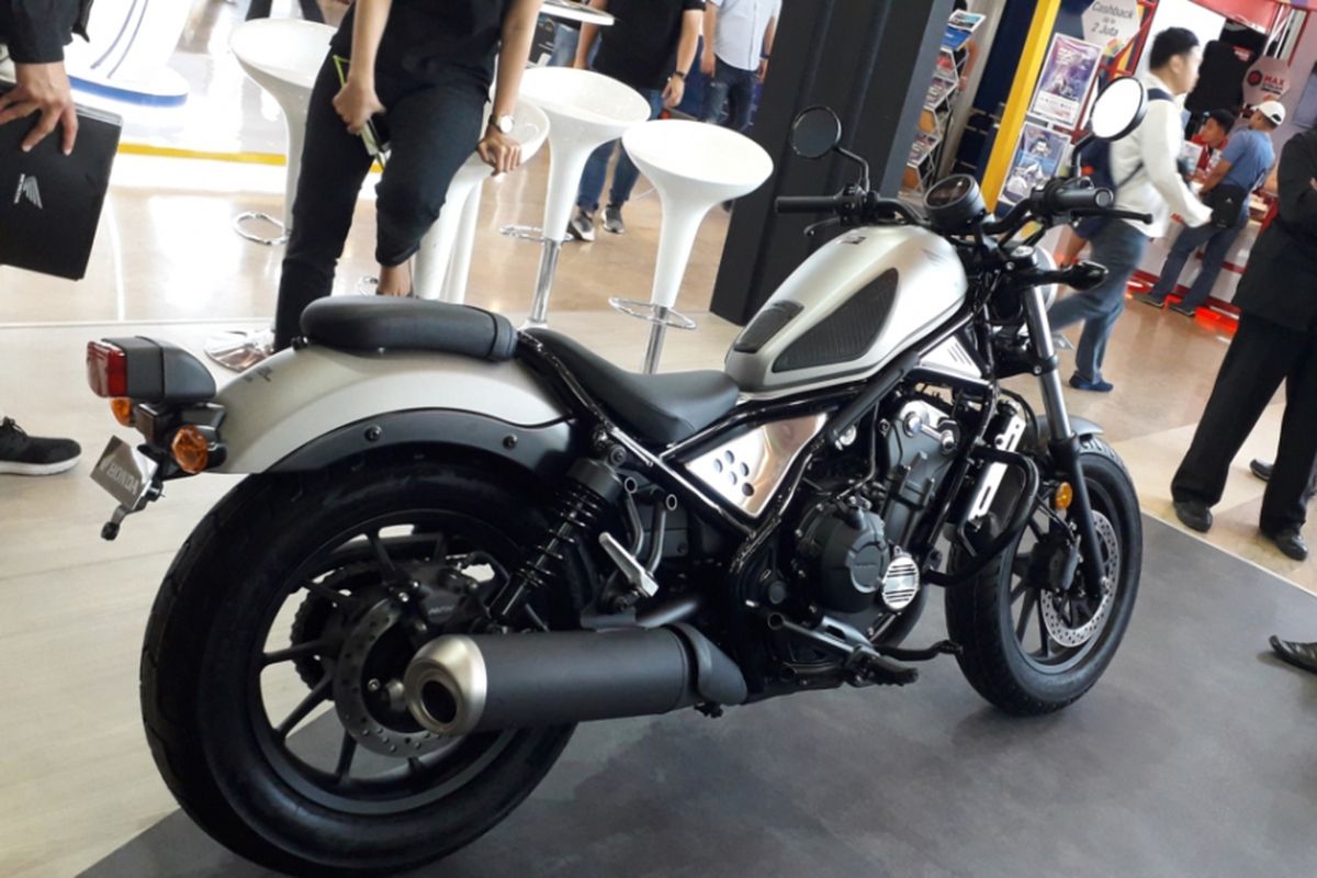 Honda CMX500 Rebel yang dipajang di booth Big Bike Honda di arena GIIAS 2018 di ICE, BSD City, Tangerang, Jumat (10/8/2018).