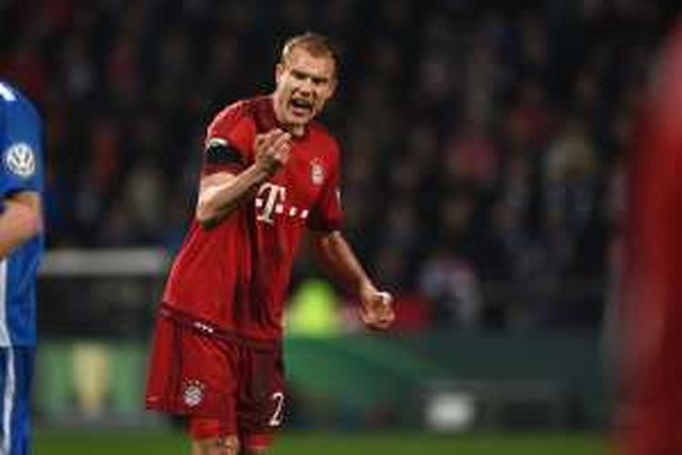 Pemain belakang Bayern Muenchen, Holger Badstuber, menunjukkan ekspresi ketika melawan Bochum pada partai perempat final DFB Pokal, 10 Februari 2016.