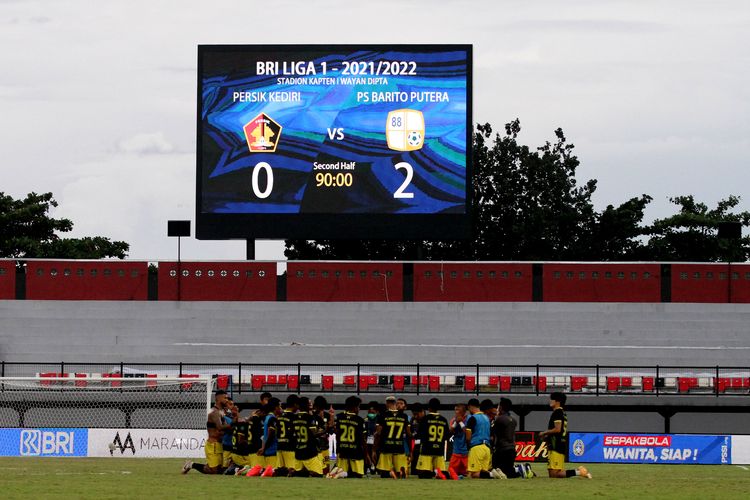 Pemain dan official Barito Putera berdoa bersama seusai mengalahkan Persik Kediri saat pertandingan pekan 32 liga 1 2021-2022 yang berakhir dengan skor 0-2 di Stadion Kapten I Wayan Dipta Gianyar, Sabtu (19/3/2022) sore.