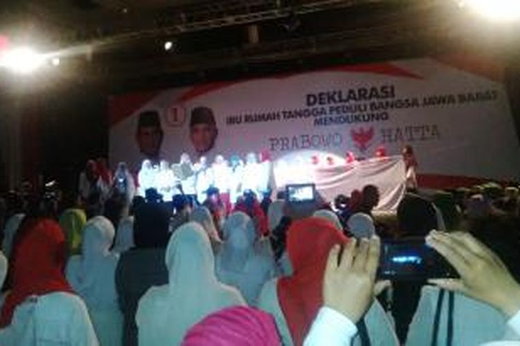 Prosesi deklarasi ribuan ibu - ibu rumah tangga se - Jawa Barat saat mendeklarasikan dukungan untuk pasangan Prabowo - Hatta di Gedung Sasana Budaya Ganesha (Sabuga), Bandung, Jawa Barat, Rabu, (25/6/2014).