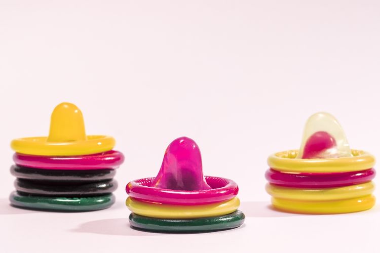 Fungsi kondom adalah untuk mencegah sperma masuk ke vagina dan membuahi sel telur. Kondom, ilustrasi kondom, kondom tertinggal di dalam vagina. 