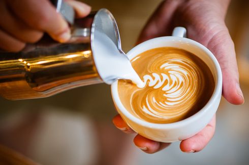 Bikin Latte Art Pakai Susu Sapi vs Susu Plant Based, Apa Bedanya?