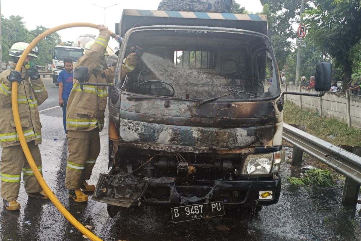 Petugas damkar Jakarta Timur berusaha memadamkan api di sebuah truk yang terbakar di ruas Jalan Tol JORR Cakung, Jakarta Timur, Sabtu (8/8/2020)