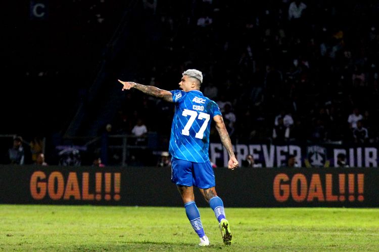Pemain Persib Bandung Ciro Alves selebrasi seusai menjebol gawang Persik Kediri saat pertandingan pekan ke-5 Liga 1 2023-2024 yang berakhir dengan skor 1-2 di Stadion Brawijaya Kediri, Jumat (28/7/2023) malam.
