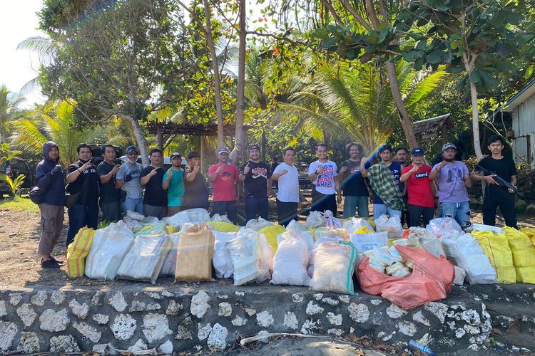 Polda Jabar menggagalkan penyelundupan sabu satu ton dari Iran di Pangandaran. Sabu ini dikirim menggunakan kapal, lima orang ditangkap.