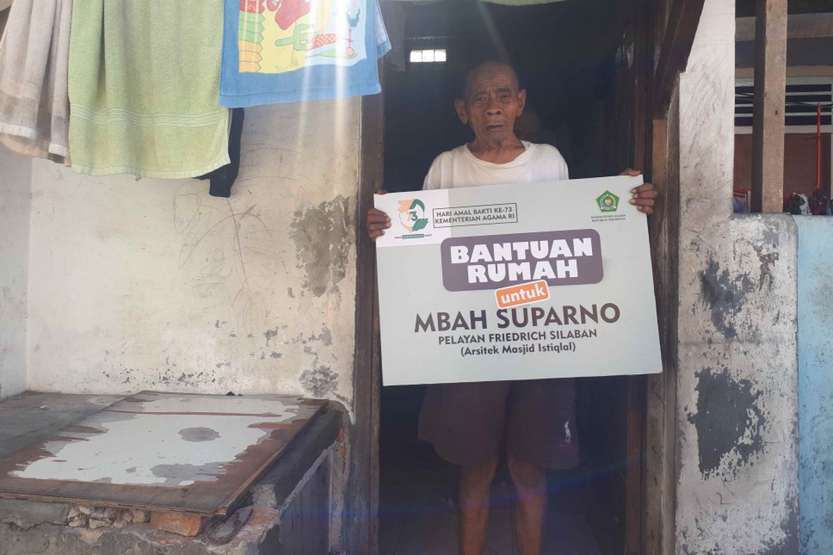 Suparno (95) atau kerap disapa Mbah Parno, penerima rumah pada Hari Amal Bhakti (HAB) Kementerian Agama Ke-73 tahun 2019 saat berfoto di rumahnya, Senin (7/1/2019).