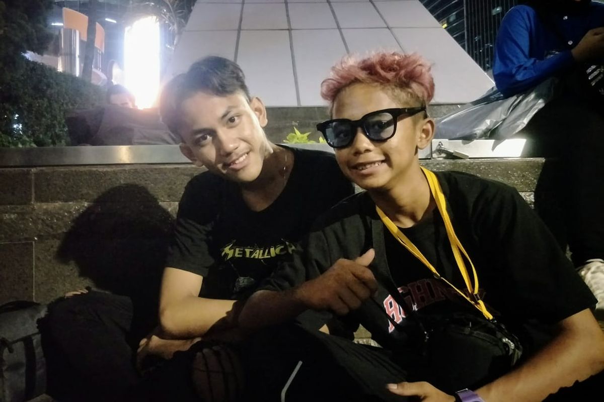 Dirga (16) remaja asal Tanah Abang bersama Irgi (15) remaja asal Pabuaran, Bojong Gede saat berpose di area Citayam Fashion Week kawasan berorientasi transit Dukuh Atas, Jakarta Pusat, Senin (25/7/2022) malam.