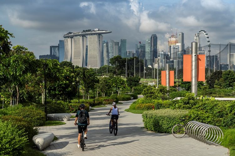 Green Roof di kilang desalinasi air Keppel Marina East Desalination Plant Singapura dibuka untuk publik. Area ini bisa digunakan untuk rekreasi, berjalan kaki, jogging atau bersepeda.
