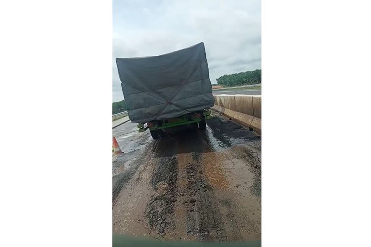 Tangkapan layar dari sebuah video viral yang menyebutkan bahwa truk tidak boleh lewati jalan tol Palembang-Lampung.