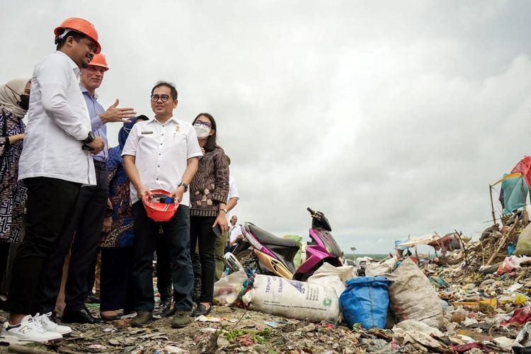 Wali Kota Medan Bobby Nasution saat meninjau TPA Terjun di Kecamatan Medanmarelan yang selama ini menggunakan sistem open dumping, menjadi pemicu Kota Medan dijuluki kota terkotor. 
