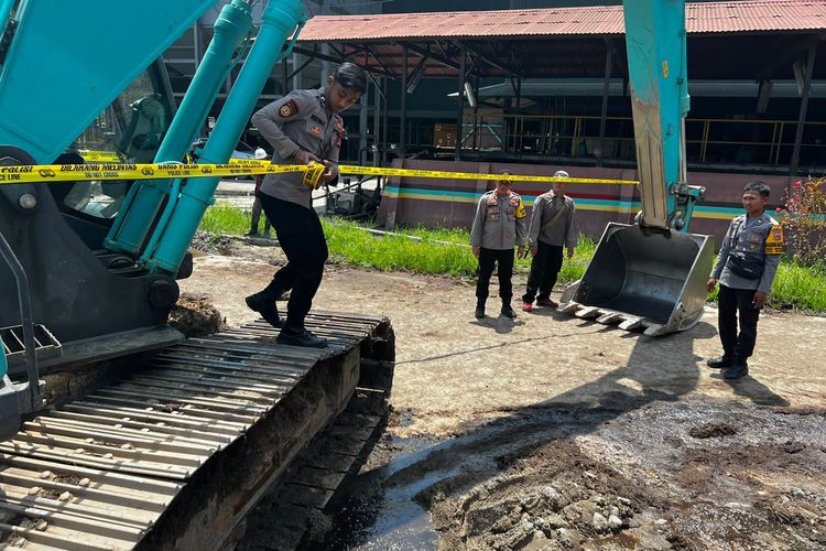 Polisi memasang garis polisi dan mengamankan excavator yang digunakan untuk menghantam korban dalam kasus dugaan pembunuhan di perusahaan kelapa sawit PT BHP di Kecamatan Sebuku, Nunukan, Kaltara
