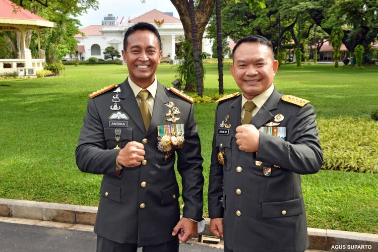 Panglima TNI Jenderal Andika Perkasa dan Kepala Staf Angkatan Darat Jenderal TNI Dudung Abdurachman usai pelantikan di Istana Negara, Jakarta, Rabu (17/11/2021).