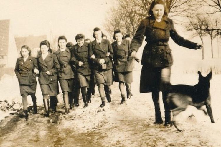 Para petugas perempuan yang berjaga di kamp Ravensbrück (foto diambil sekitar 1940).