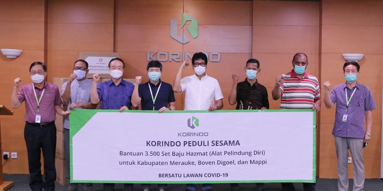 Korindo Group menyerahkan 3.500 Alat Pelindung Diri (APD) berupa baju hazmat bagi para tenaga kesehatan di Rumah Sakit Umum Daerah (RSUD) di Kabupaten Merauke, Boven Digoel, dan Mappi