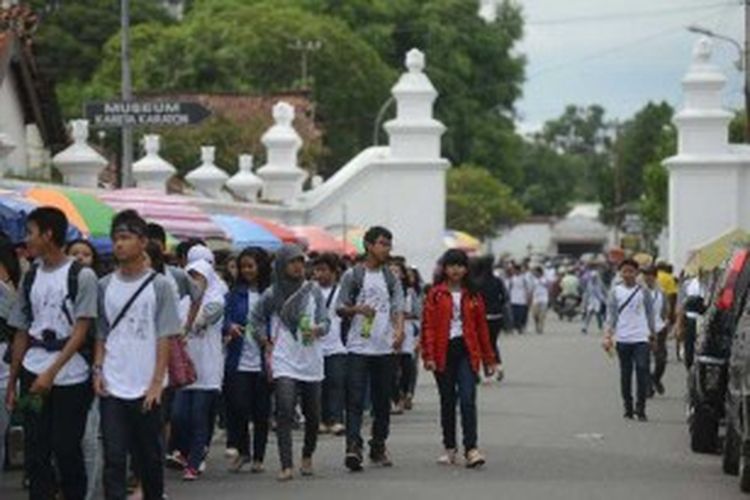 Pelajar menyusuri sisi barat Keraton Yogyakarta saat berwisata di Yogyakarta, Rabu (19/12/2012). Kunjungan wisatawan ke Yogyakarta mulai meningkat seiring telah berlangsungnya masa liburan akhir tahun pada sebagian sekolah. 