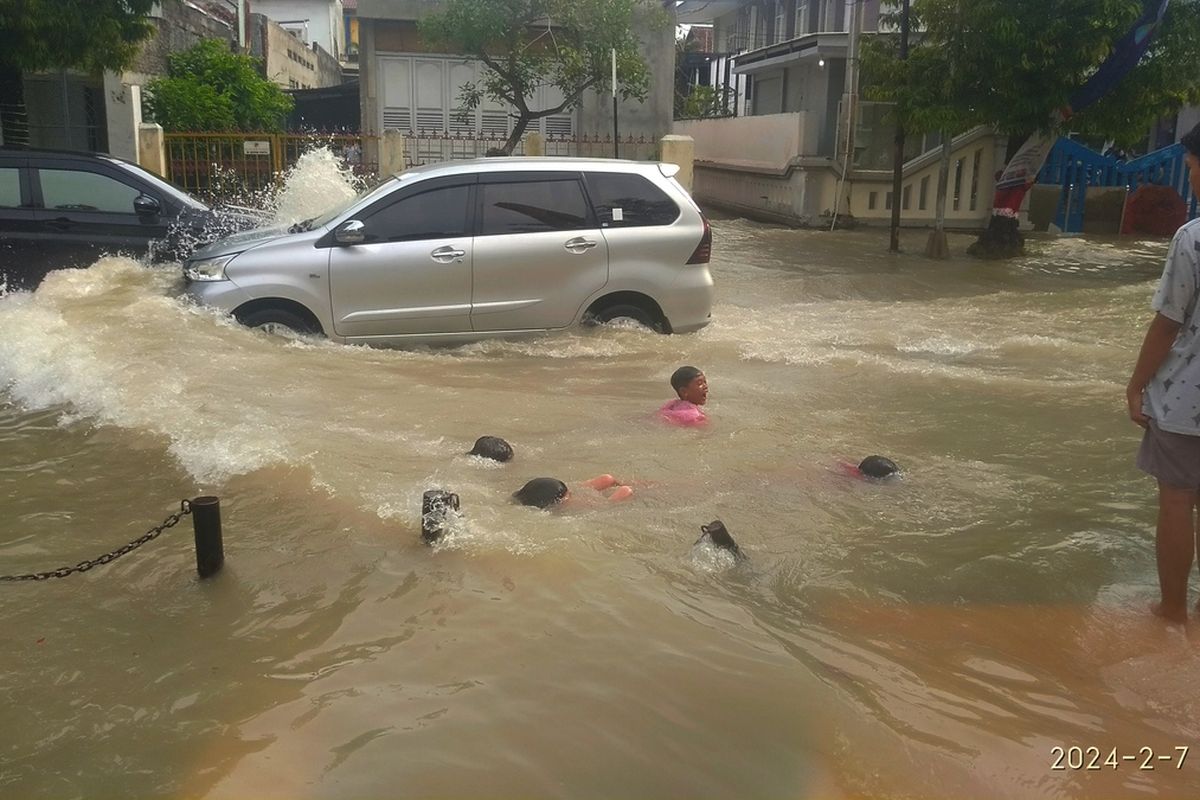 Banjir yang menerjang wilayah Kabupaten Grobogan, Jawa Tengah meluas hingga mengepung kawasan perkotaan Purwodadi, Rabu (7/2/2024).