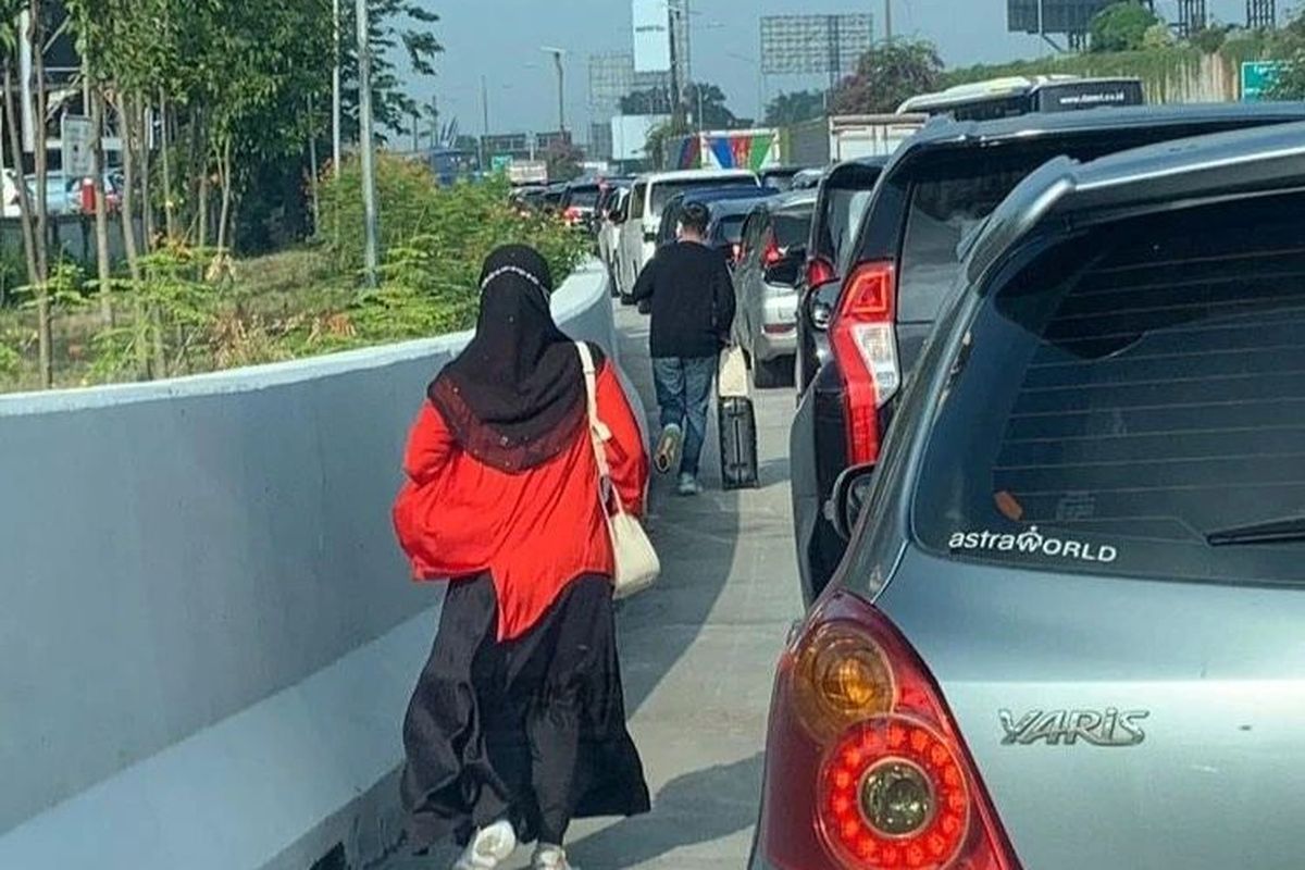 Viral di media sosial kemacetan panjang di jalan menuju Bandara Soekarno-Hatta yang membuat para penumpang turun di marka jalan, Jumat (10/3/2023).