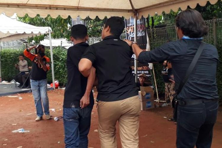 Seorang pria diduga copet (baju hitam celana jeans biru) diamankan panitia kampanye akbar cagub-cawagub Agus-Sylvi di GOR Soemantri Brojonegoro, Kuningan, Jakarta Selatan. Sabtu (11/2/2017)