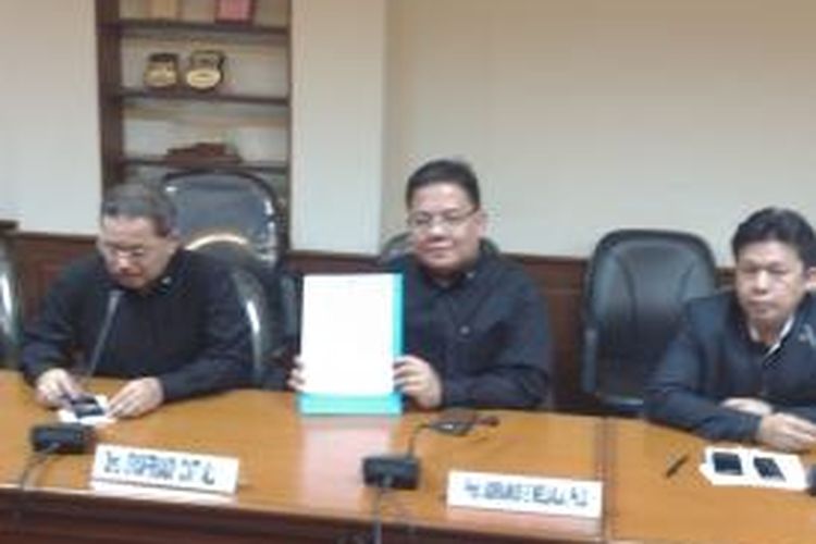 Anggota Komisi Kepolisian Indonesia, Adrianus Meliala (tengah), saat menunjukkan surat tertulis kepada awak media, saat jumpa pers di Kantor Kompolnas, Jalan Tirtayasa, Kebayoran Baru, Jakarta Selatan, Senin (1/9/2014)