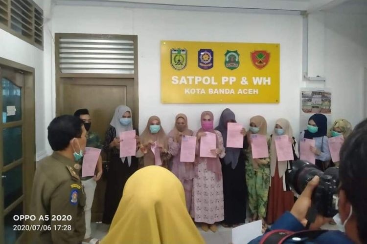 10 perempuan berbusana ketat yang gowes di Aceh hingga bikin wali kota murka diamankan Satpol PP untuk diberi pembinaan.
