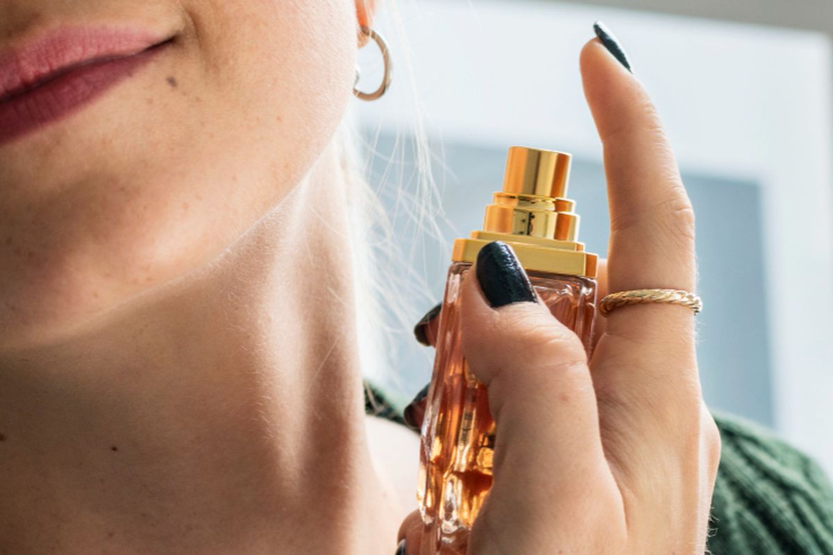 Waspada, Menyemprot Parfum di Leher Diduga Tingkatkan Risiko Gangguan Tiroid