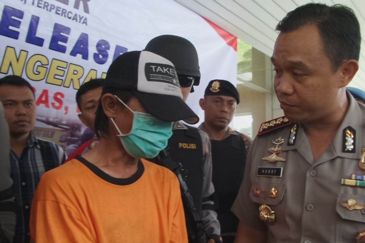 Sopir angkot sekaligus tersangka penabrak driver GrabBike di Tangerang pada Rabu (8/3/2017), SBH (22), diamankan polisi pada Jumat (10/3/2017). SBH tabrak driver GrabBike saat bentrok sopir angkot dengan ojek online hingga korban koma selama dua hari lebih.