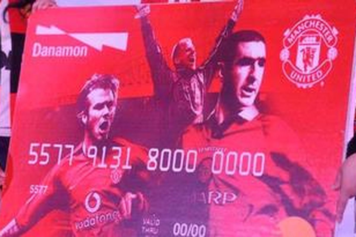 Peluncuran kartu debit atau kartu ATM Manchester United edisi legenda oleh Bank Danamon di Serpong, Tangerang Selatan, Minggu (12/5/2013). Peluncuran kartu debit dengan menampilkan pemain legendaris Peter Schmeicel, Eric Cantona, dan David Beckam ini diharapkan meningkatkan penggunaan kartu debit khususnya dengan menyasar penggemar MU di Indonesia yang diperkirakan mencapai 55 juta orang.
