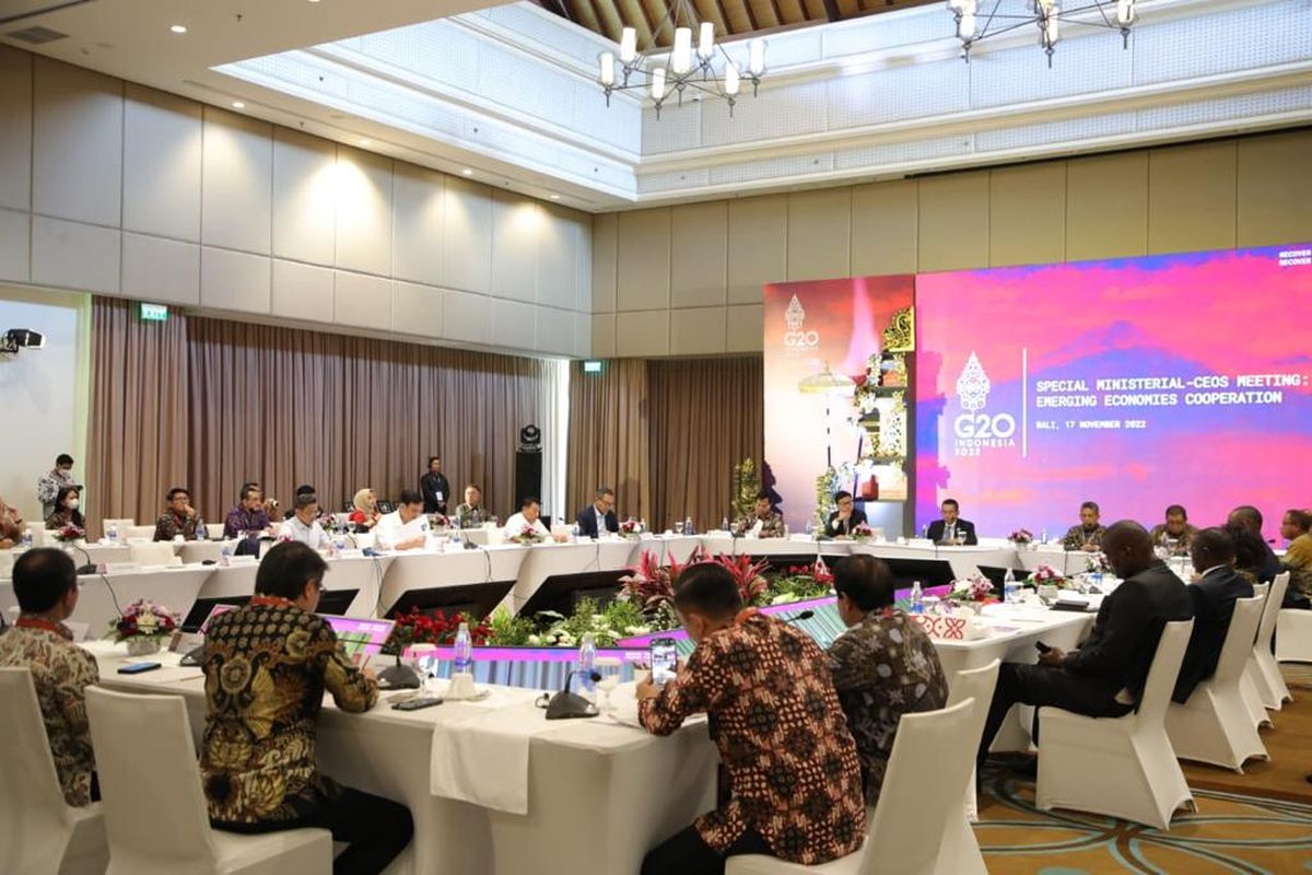 Pemerintah Indonesia menyelenggarakan Special Ministerial-CEOs Meeting, membahas potensi kerja sama dan kolaborasi dengan Republik Demokratik Kongo, Republik Rwanda, Republik Senegal, dipimpin Menko Bidang Kemaritiman dan Investasi, Luhut Binsar Pandjaitan, di Bali, Kamis (17/11/2022). 