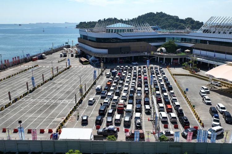 Arus Balik di Bakauheni, 36,46 Persen Kendaraan Telah Menyeberang ke Merak