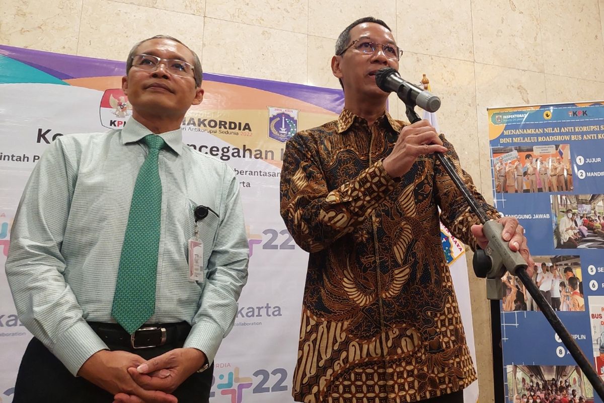 Penjabat (Pj) Gubernur DKI Jakarta Heru Budi Hartono (kanan) bersama Wakil Ketua KPK Alexander Marwata (kiri) saat ditemui di Balai Kota DKI Jakarta, Jakarta Pusat, Kamis (15/12/2022).