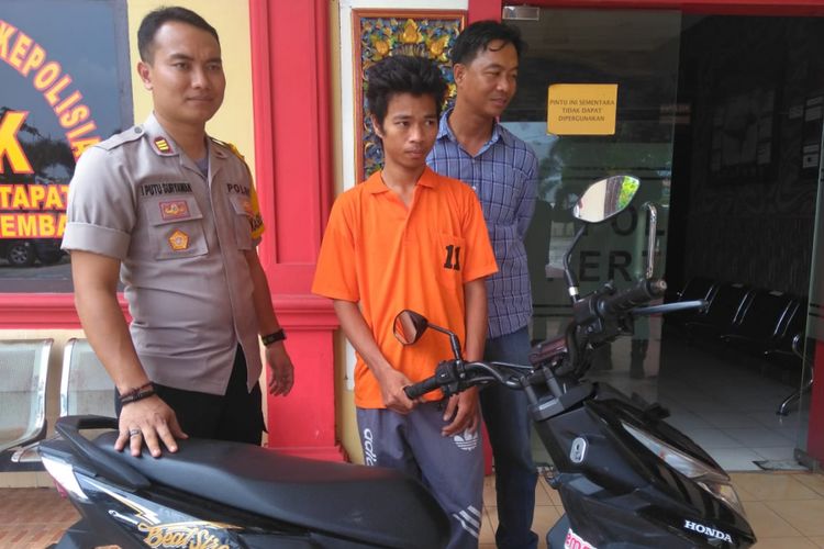 Tersangka Rendi Antoni alias Anton (26) ketika berada di Polsek Kertapati Palembang, Sumatera Selatan, Senin (15/10/2018). Anton ditangkap lantaran sudah tiga kali mencuri motor.