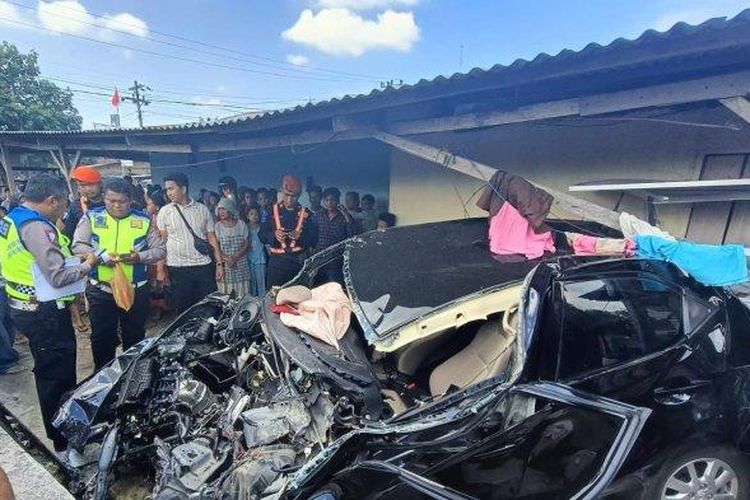 Satu unit mobil ringsek ditabrak kereta api, Rabu (28/6/2023) siang. Kecelakaan terjadi di perlintasan kreta api jalan Yos Sudarso, Kecamatan Rambutan, Kota Tebingtinggi.  