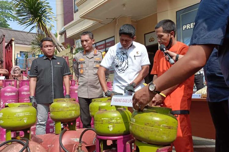 Ditreskrimsus Polda Banten membongkar praktik pengoplosan atau penyuntikan gas subsidi ke non subsidi di Jombang, Kota Cilegon Banten. Dua orang tersangka dan ratusan tabung gas diamankan polisi.