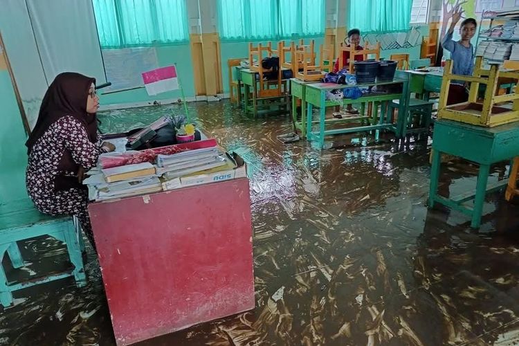 SDN Hijrah terdampak banjir bandang, pembagian raport sembari gotong royong membersihkan kelas dan sekolah Sabtu (21/12/24)