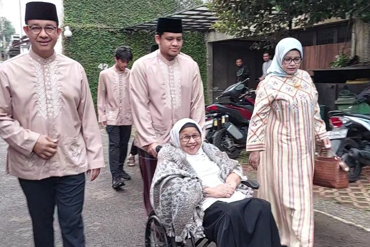Anies Baswedan dan keluarga saat menuju Masjid Babul Khairat untuk melaksanakan salah Idul Adha, Lebak Bulus, Jakarta Selatan, Senin (17/6/2024)