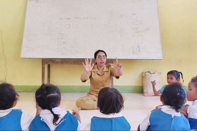 Buktikan Keterbatasan Bukan Halangan, Srikandi Pendidik Wanita Heroik di Pedalaman NTT Tumbuhkan Numerasi Anak Usia Dini lewat Tanah Liat 