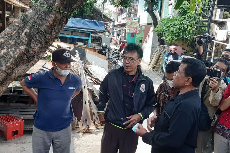 Tim gabungan mendatangi tempat diduga rumah jagal anjing yang jeroannya dibuang ke sungai di Kawasan Gilingan, Kecamatan Banjarsari, Solo, Jawa Tengah, Rabu (31/8/2022).