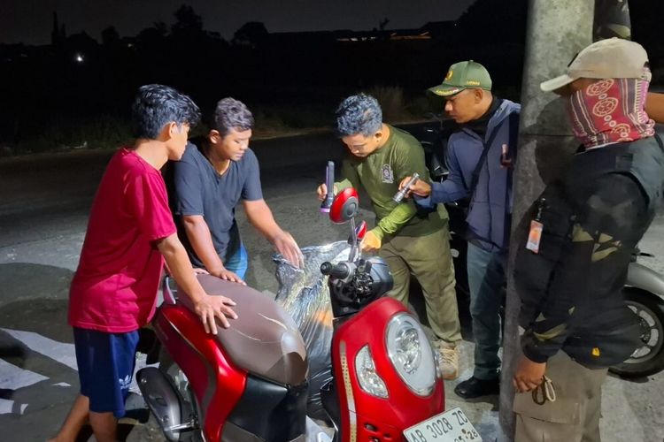 Petugas Satpol PP Bantul mendata pembuang sampah di Jalan Bugisan, Kamis (24/7/2025) pagi