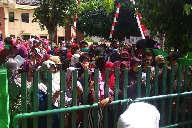 Ratusan warga Magetan berjubel di Kantor Kecamatan Magetan menunggu pembagian BST Rp 200.000 bagi UMKM terdampak covid 19. Meski rentan tertular covid 19 mereka tetap berjubel untuk mengambil BST