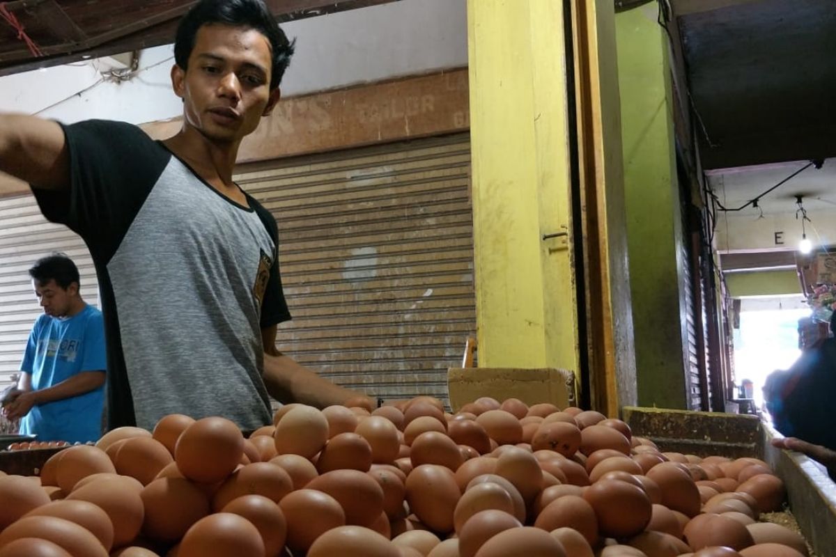 Drajat, salah seorang pedagang telur di Pasar Baru Bekasi, Bekasi Timur, Kota Bekasi, Kamis (2/5/2019).