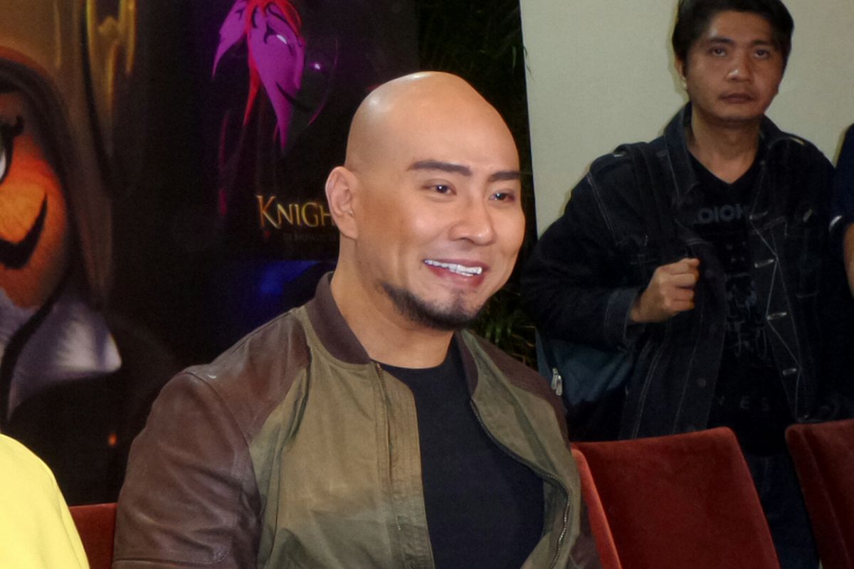 Pembawa acara Deddy Corbuzier dalam jumpa pers pemutaran perdana film Knight Kris di XXI Epicentrum, Rasuna Said, Jakarta Selatan, Rabu (15/11/2017).