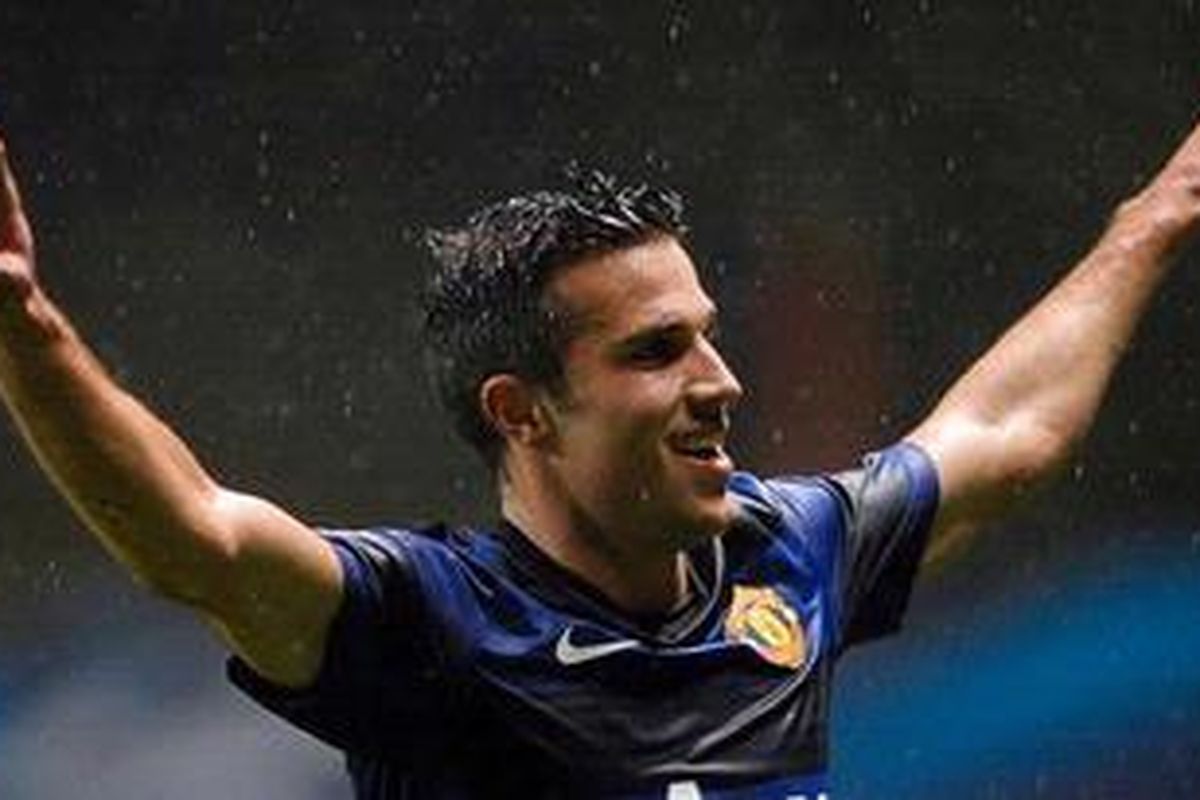 Penyerang Manchester United, Robin van Persie, merayakan golnya ke gawang Braga, pada laga keempat Grup H Liga Champions dengan kemenangan 3-1 atas Braga, di Estadio Municipal de Braga, Rabu (7/11/2012).