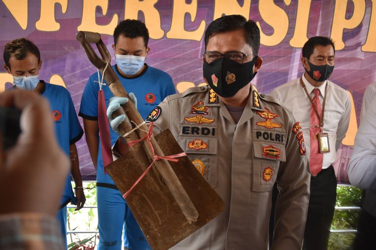 Polisi tengah memperlihatkan sejumlah barang bukti didapatkan saat penyekapan dan penganiayaan Brigadir A oleh sejumlah orang saat demo tolak omnibus law Cipta Kerja di Bandung. Polda Jabar melakukan konferensi pers terkait penangkapan pelaku di Mapolda Jabar, Senin (12/10/2020).