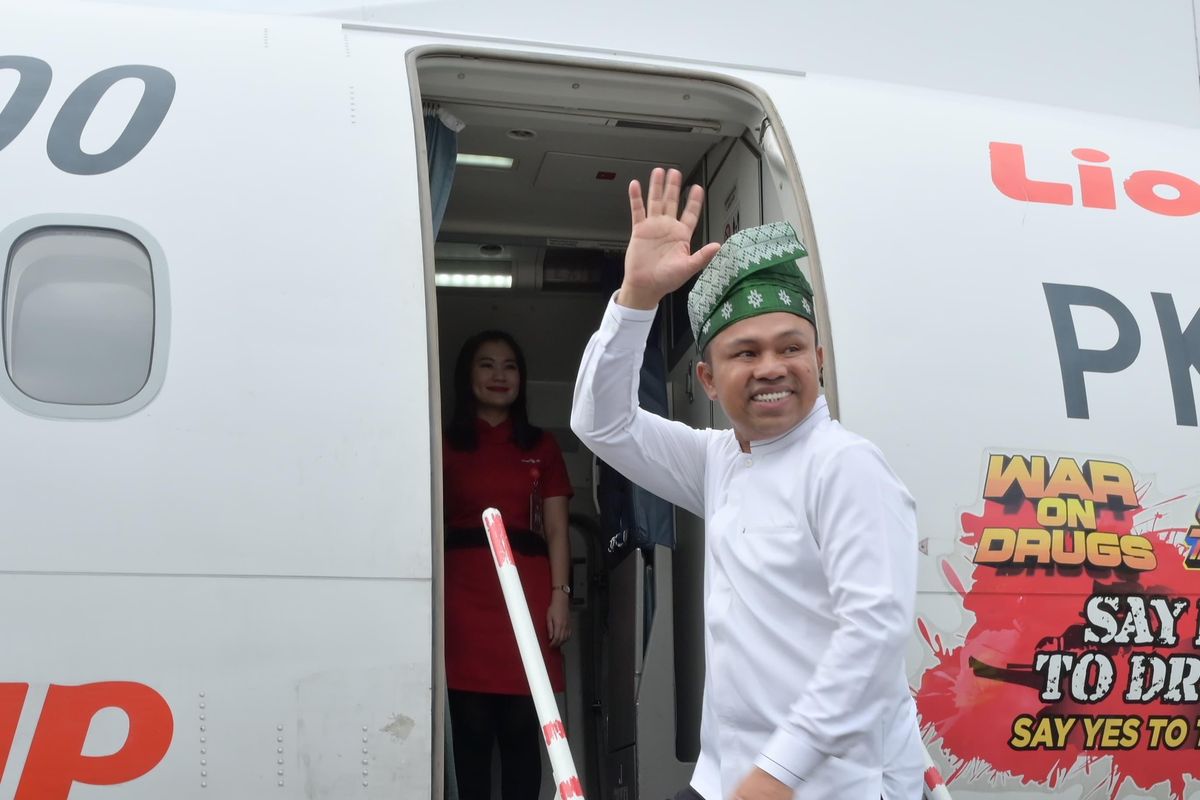 Gubernur Riau Abdul Wahid saat akan terbang menuju London untuk menghadiri forum REDD+ pada 25-27 Juni 2025, di The Lookout 8 Bishopsgate, London.