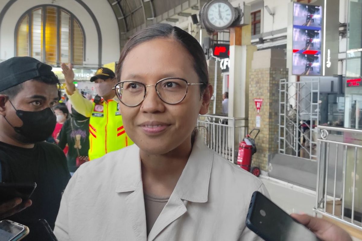 Vice President (VP) Corporate Secretary KAI Commuter, Anne Purba, saat ditemui awak media di Stasiun Jakarta Kota pada Selasa (25/4/2023). 