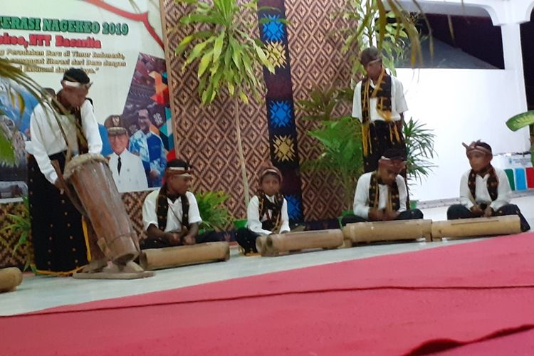 Festival Literasi Nagekeo menampilkan tarian Kolosal Sedamane dan Musik Ndoto saat pembukaan Festival tersebut, Jumat, (27/9/2019) malam. (KOMPAS.com/MARKUS MAKUR)