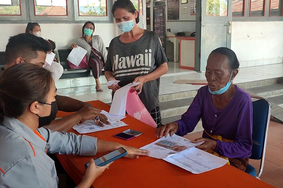 Penyaluran BLT Minyak Goreng di Kantor Pos Singaraja, Selasa (12/4/2022).